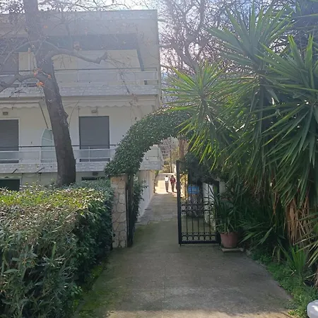 Four Reasons Apts Апартаменты *