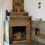 Melistia In Lejlighed Kamena Vourla