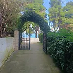 Melistia In Καμένα Βούρλα